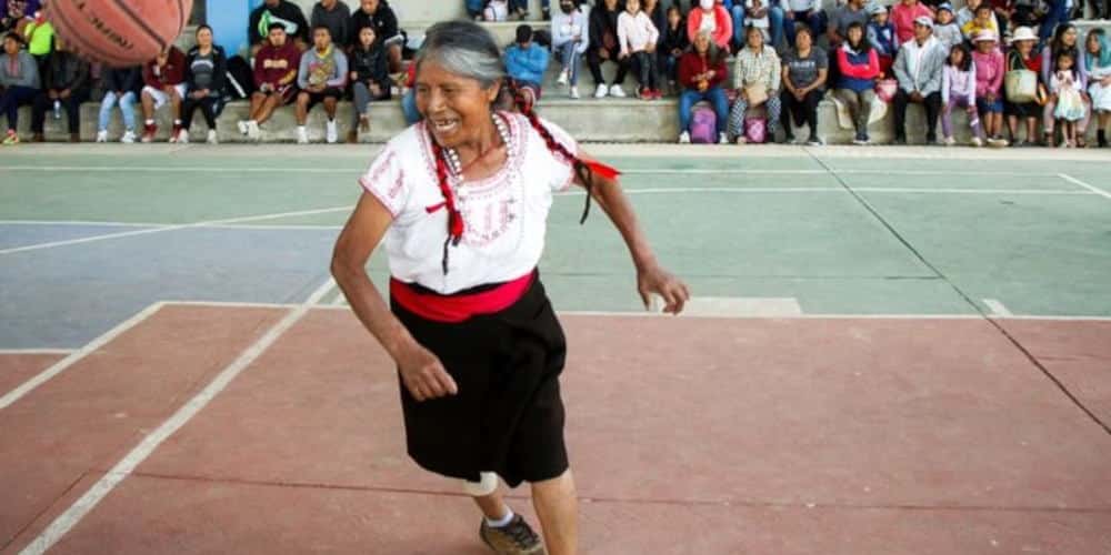 Μεξικό: Τον γύρο του διαδικτύου κάνει 71χρονη «γιαγιά Τζόρνταν» με το ταλέντο της στο μπάσκετ