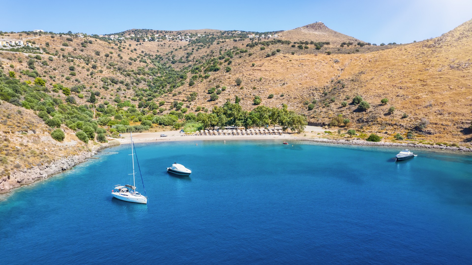 Απίστευτο κι όμως ελληνικό: Επιχειρηματίας έβαλε 140 σετ ομπρελών σε παραλία ενώ έχει άδεια για 24!