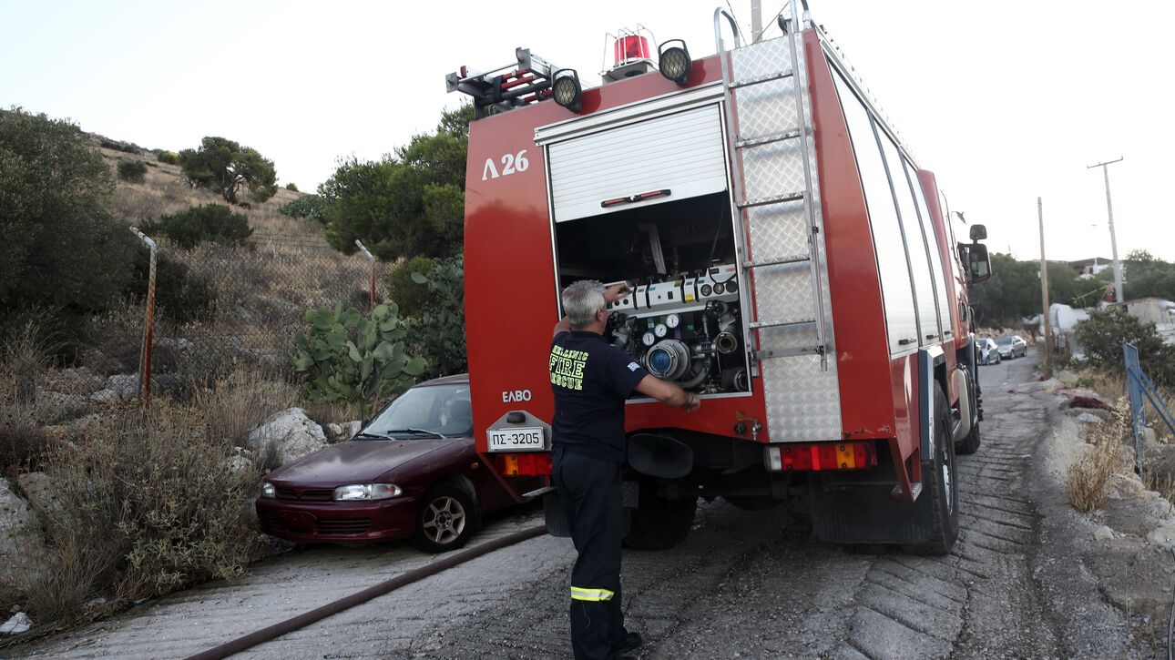 Φωτιά τώρα στον Κορυδαλλό: Οι φλόγες καίνε κοντά σε σπίτια (φώτο-βίντεο) (upd)