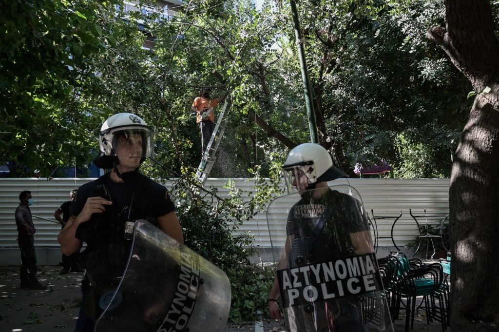 Επιτέθηκαν σε διμοιρία των ΜΑΤ στα Εξάρχεια – Τρεις συλλήψεις