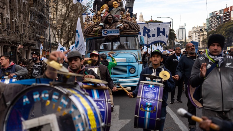 Αργεντινή: Χιλιάδες διαδηλωτές ζητούν αυξήσεις μισθών και μέτρα για την καταπολέμηση του πληθωρισμού