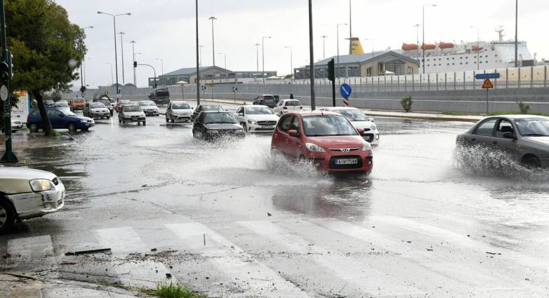 Πάτρα: Σοβαρά προβλήματα από την πρωινή καταιγίδα – Πλημμύρισε η παραλιακή (βίντεο)