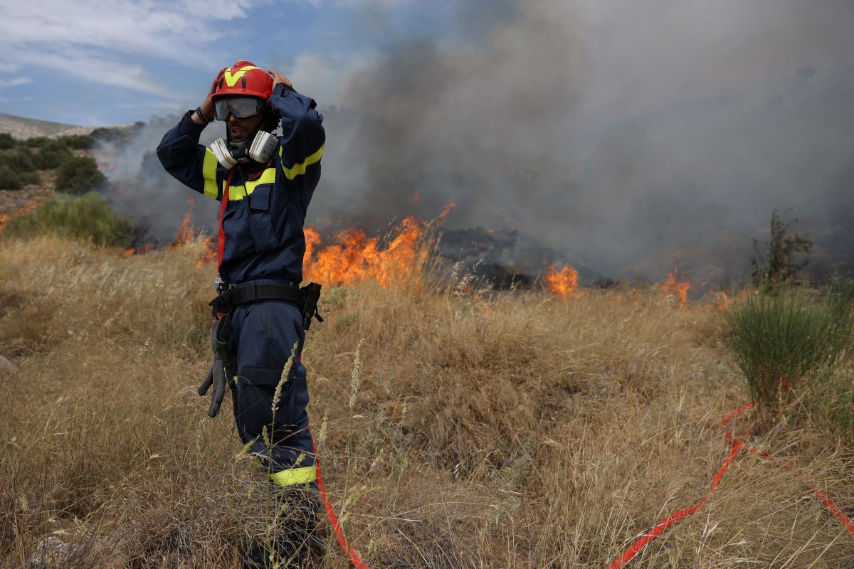 Eύβοια: Φωτιά κοντά σε σπίτια στο χωριό Κριεζά