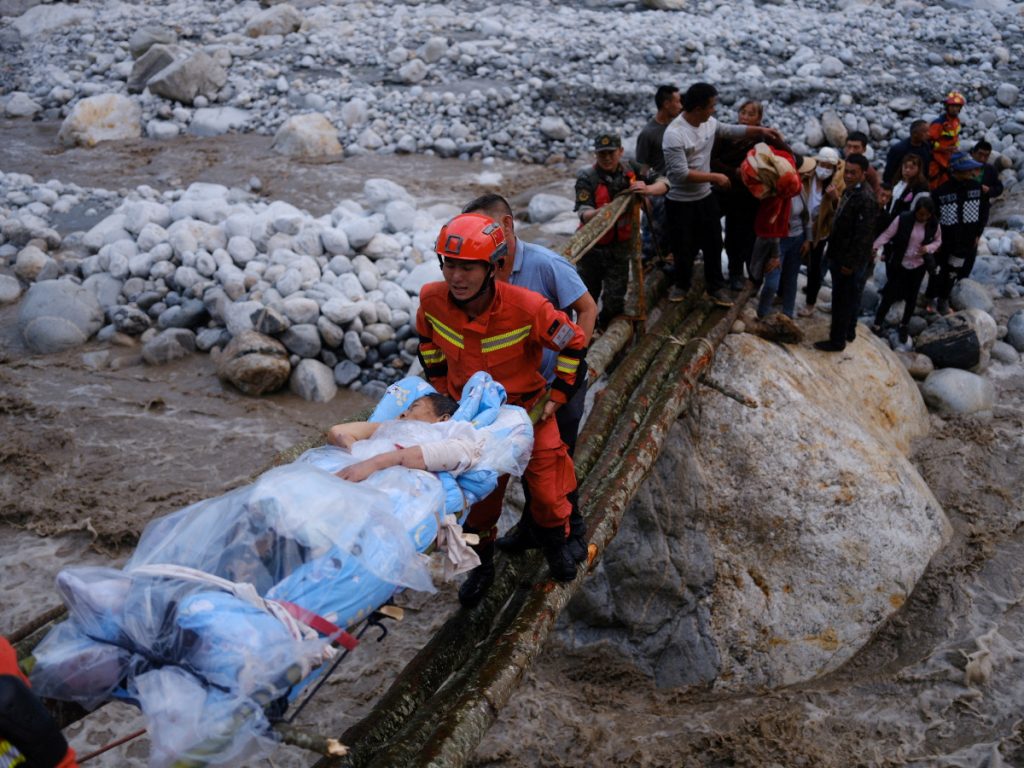 Κίνα: Τους 74 έφτασαν οι νεκροί από τον σεισμό στη Σετσουάν – Συνεργεία ανοίγουν τους δρόμους