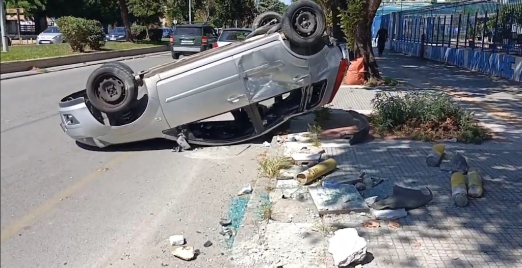 Θεσσαλονίκη: Καραμπόλα τριών αυτοκινήτων στην Αγίου Δημητρίου – Τούμπαρε το ένα ΙΧ (βίντεο)