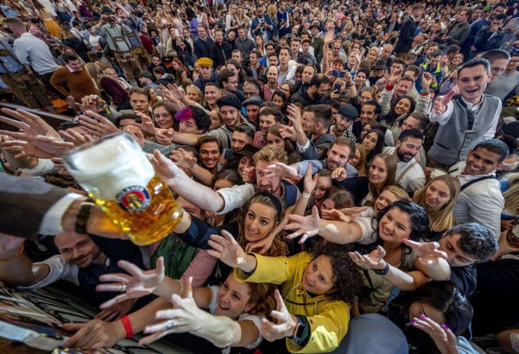 Γερμανία: Το Oktoberfest επέστρεψε ξανά – Πανικός στο φημισμένο φεστιβάλ μπύρας (φωτό)