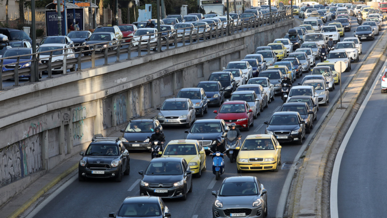 Δείτε σε ποιους δρόμους υπάρχει αυξημένη κίνηση – Χωρίς ΜΜΜ σήμερα η Αττική (χάρτης)