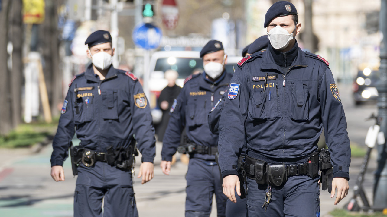 Ιράν: Αστυνομικός πυροβολεί παιδί που κοιτούσε από το παράθυρο (βίντεο)