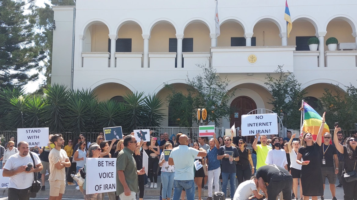 Συγκέντρωση συμπαράστασης έξω από την πρεσβεία του Ιράν στη Λευκωσία – Γυναίκες έκοψαν τα μαλλιά τους (φωτό)