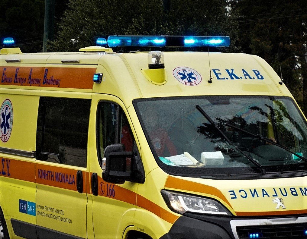 Σφοδρό τροχαίο στην Καρδίτσα με τρεις τραυματίες – Εγκλωβίστηκε ο οδηγός φορτηγού (βίντεο)