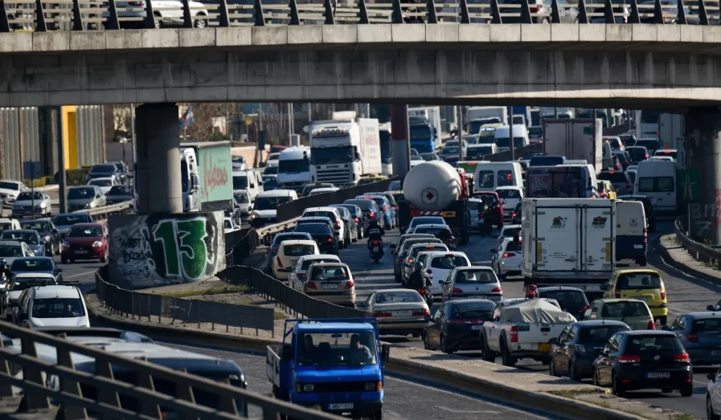 Σύγκρουση οχημάτων στην έξοδο για Λαμία στο ρεύμα προς Ελευσίνα