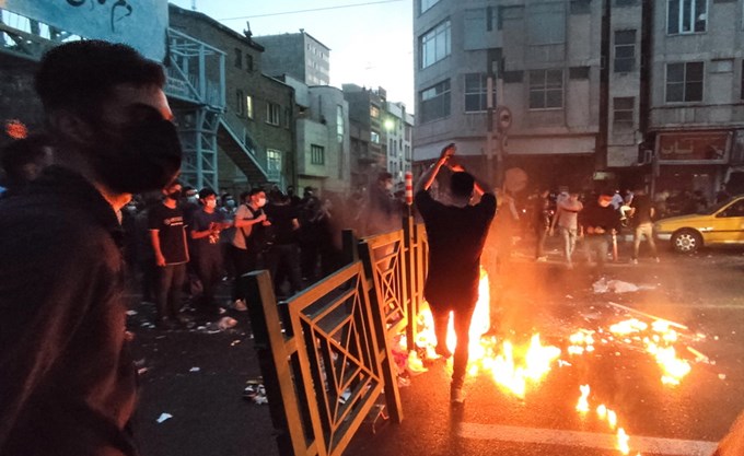 Ιράν: Οργάνωση καταγγέλλει ότι οι δυνάμεις ασφαλείας πυροβολούν κατά διαδηλωτών σε κουρδικές πόλεις