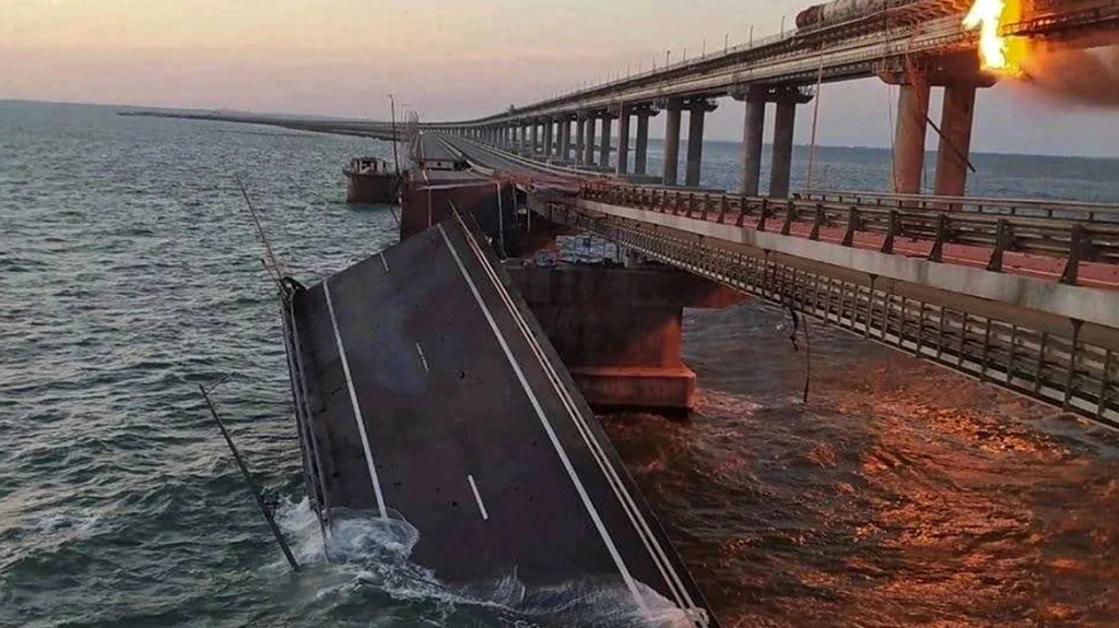 Ποντόλιακ: Στην αρχή έλεγε ότι η γέφυρα κτυπήθηκε από την Ουκρανία και τώρα λέει ότι ήταν «προβοκάτσια»