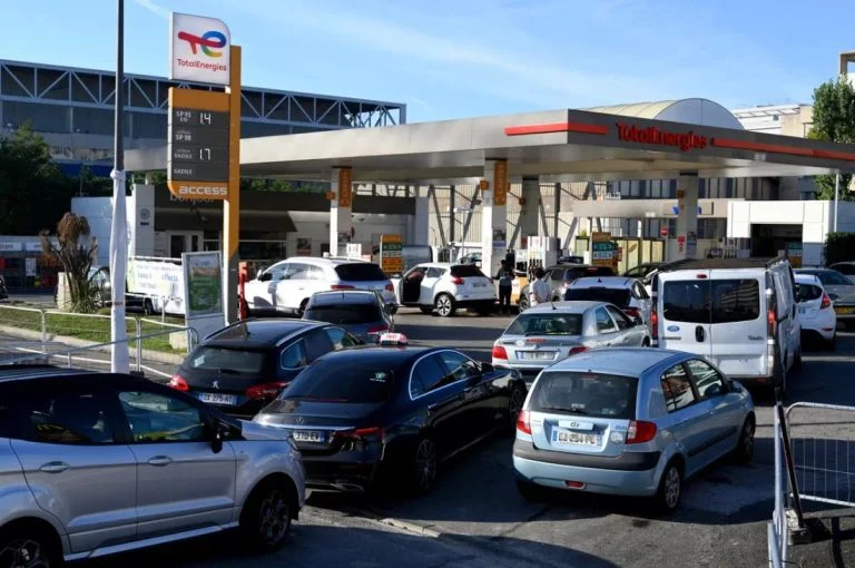 Οι Γάλλοι σπεύδουν στο Βέλγιο για βενζίνη εξαιτίας της απεργίας στα διυλιστήρια