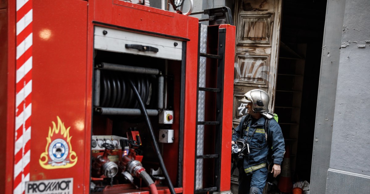 Φωτιά σε εγκαταλελειμμένο κτίριο στο κέντρο της Αθήνας