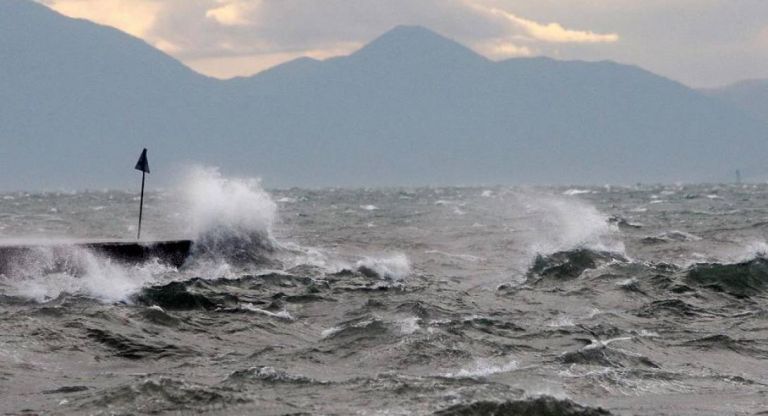 Καιρός: Θυελλώδεις άνεμοι στο Αιγαίο – Σε ποιες περιοχές θα πέσουν βροχές