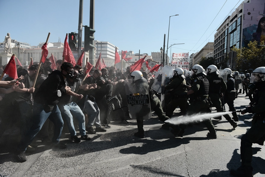 Επεισόδια με χημικά στο πανεκπαιδευτικό συλλαλητήριο στα Προπύλαια (φώτο) (upd)