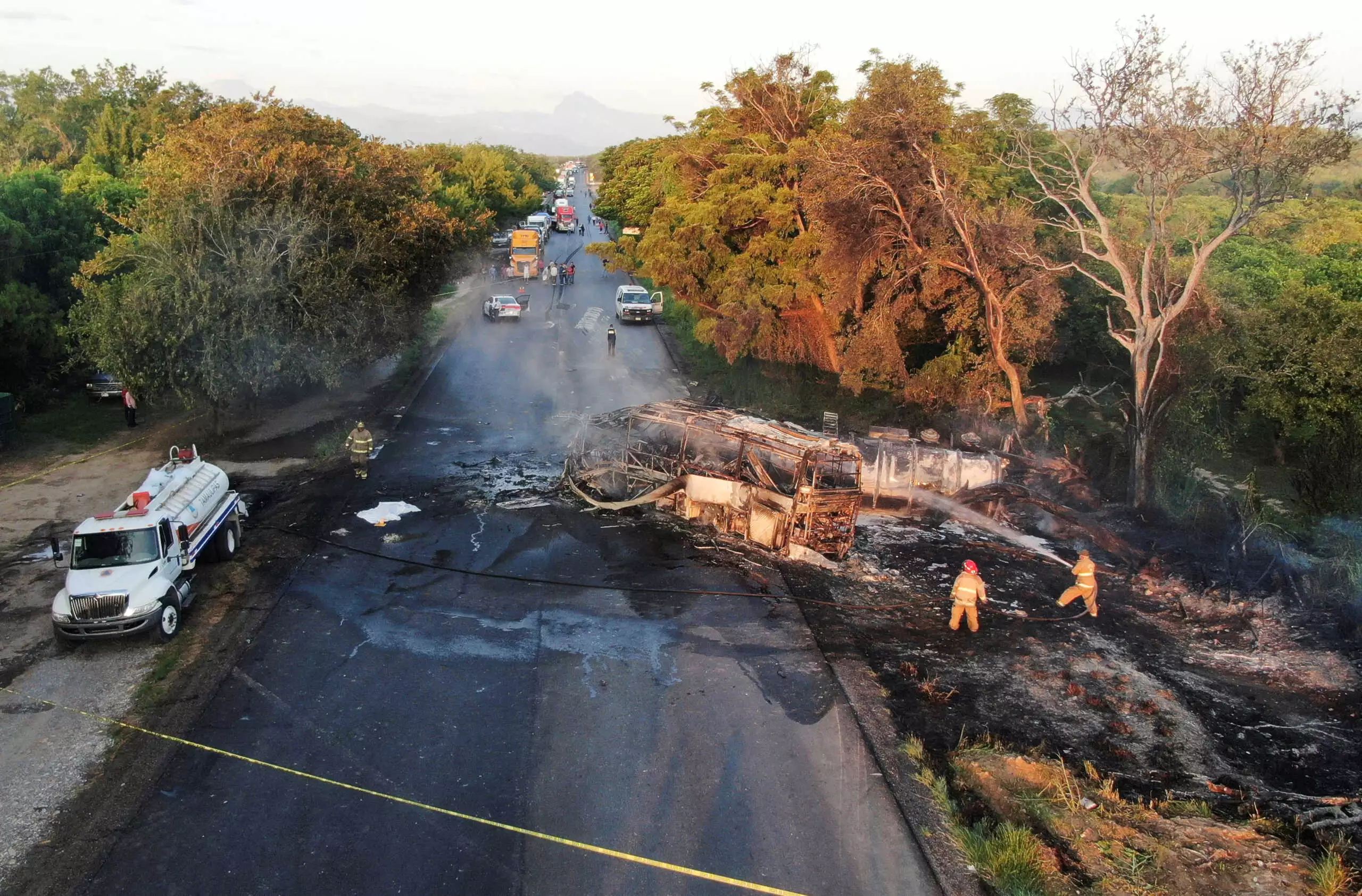 Έκρηξη βυτιοφόρου στο Μεξικό: Καταστράφηκαν ολοσχερώς 15 σπίτια – Απομακρύνθηκαν 300 οικογένειες (βίντεο)