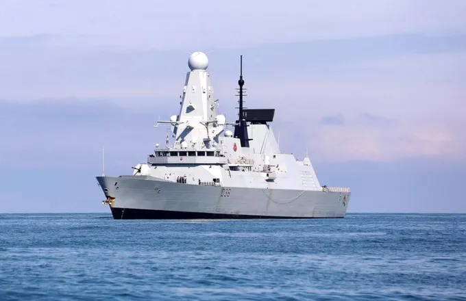 Το βρετανικό αντιτορπιλικό HMS DEFENDER στο λιμάνι του Πειραιά