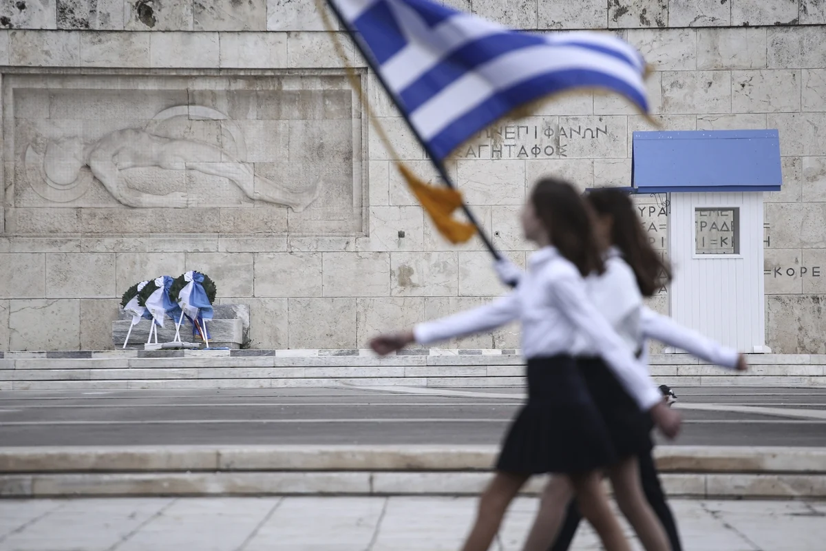 Τρίκαλα: Γονέας άρπαξε από το λαιμό διευθυντή σχολείου γιατί… η κόρη του δεν θα είναι σημαιοφόρος