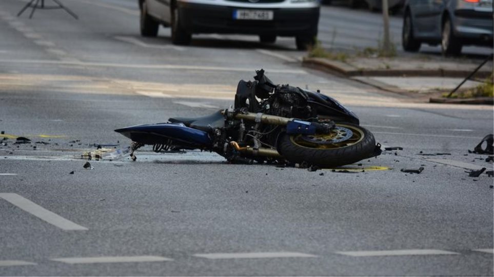 Ηράκλειο: Νεκρός μοτοσικλετιστής σε τροχαίο – Η μηχανή του «καρφώθηκε» σε δέντρο