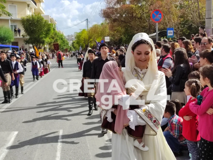 28η Οκτωβρίου: Παρέλασαν αγκαλιά με τα παιδιά τους στα Χανιά (φωτο)