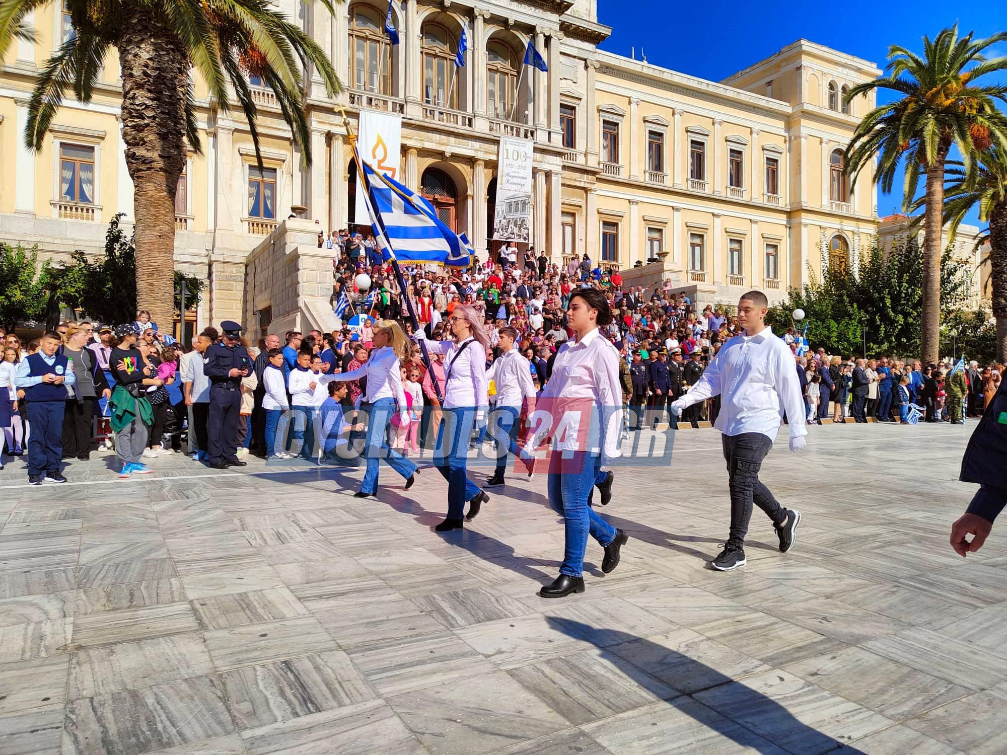 Σύρος: Σημαιοφόρος μητέρα και γιος Παραστάτης – Κράτησαν με υπερηφάνεια τη σημαία (φωτο-βίντεο)