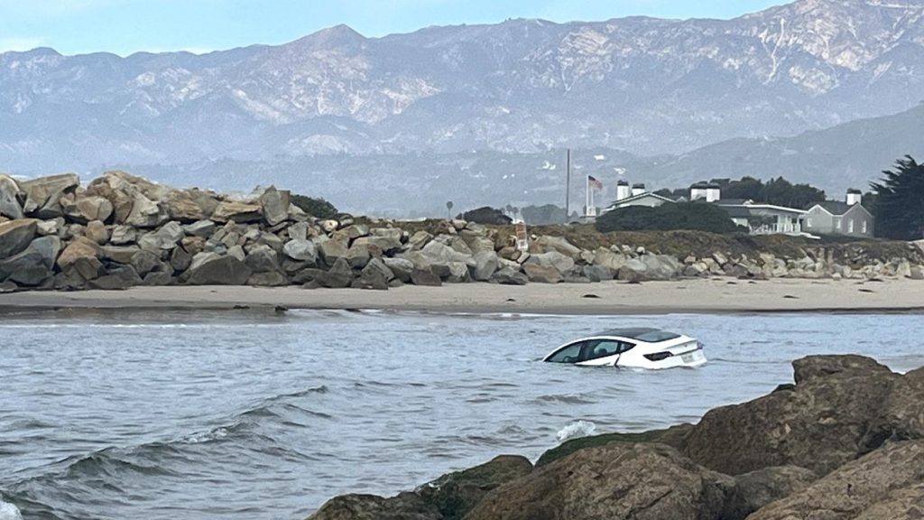 Ένα Tesla που βρέθηκε να… επιπλέει στον ωκεανό (βίντεο)