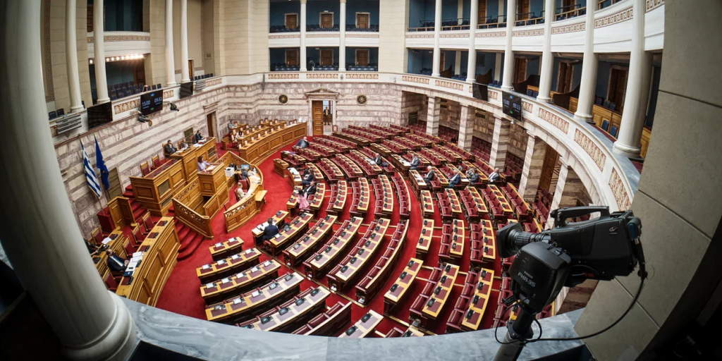 Εγκρίθηκε η παράταση αναστολής κατεδαφίσεων σε αιγιαλούς και παραλίες – Αντιδρά όλη η αντιπολίτευση