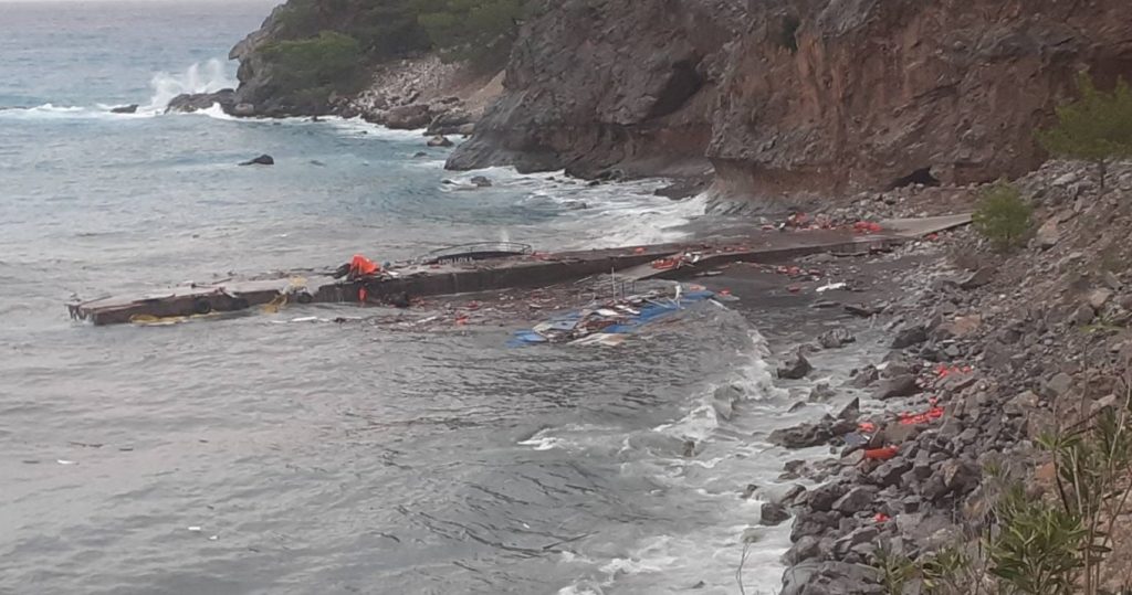 Διαλύθηκε από τα κύματα το μισοβυθισμένο πλοίο «Απόλλων Κ.» στην Αγία Ρουμέλη Χανίων (φωτό-βίντεο)