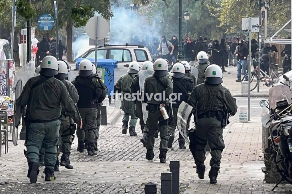 Επεισόδια με πέτρες και βόμβες μολότοφ μετά το τέλος της πορείας στη Θεσσαλονίκη (φώτο-βίντεο)