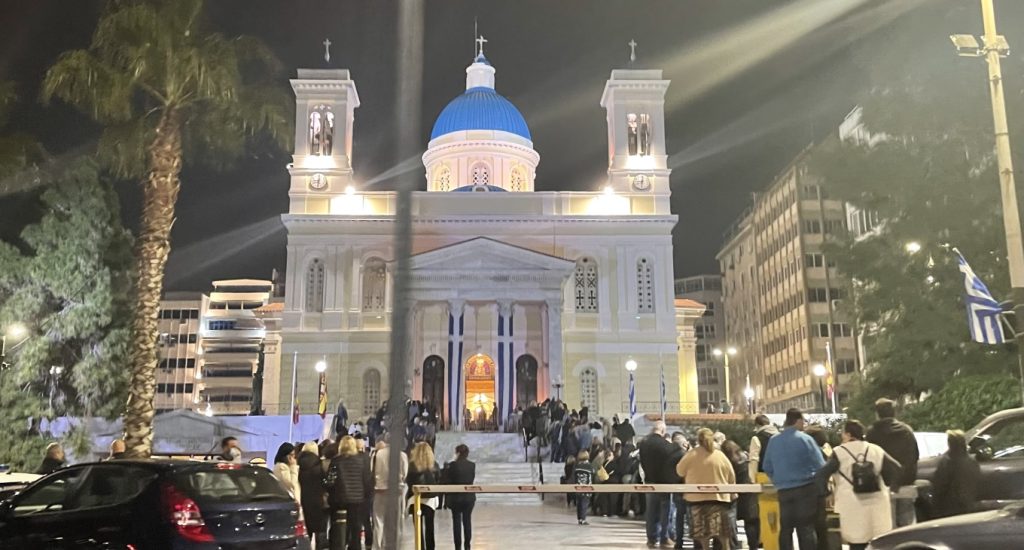 Μεγάλες ουρές πιστών για προσκύνημα στον Πειραιά για την Αγία Ζώνη (φωτό)