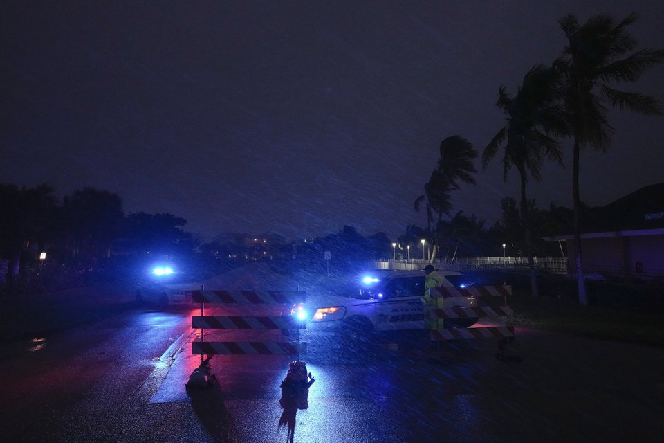 Ο τυφώνας «Νικόλ» σαρώνει τη Φλόριντα – Πιθανόν να αναβληθεί αποστολή της NASA