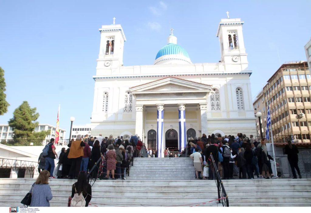 Παράταση 24 ωρών για προσκύνημα στην Αγία Ζώνη στον Πειραιά (φωτό)