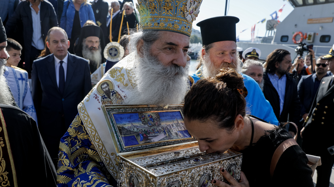 Πειραιάς: Πλήθος κόσμου και σήμερα για την Αγία Ζώνη – Ανοιχτό το ενδεχόμενο παράτασης