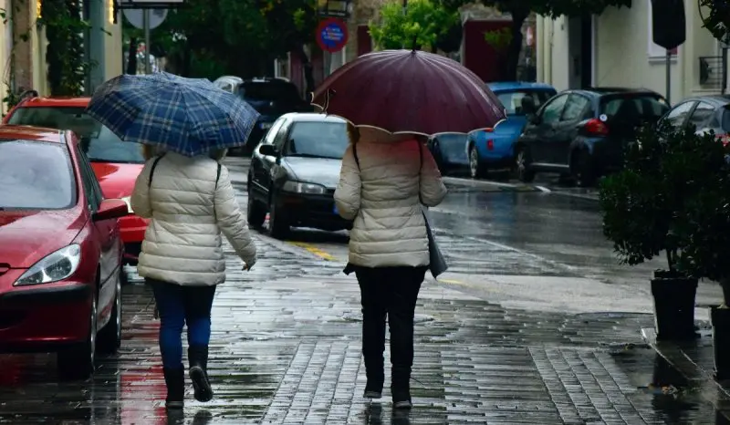 Καιρός: Βροχές και καταιγίδες σήμερα – Πού θα χτυπήσουν ισχυρά φαινόμενα