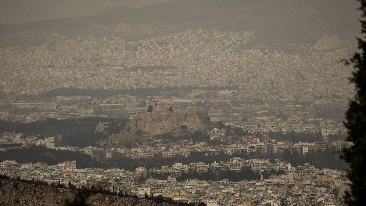 Καιρός: Βροχές και τοπικές καταιγίδες σήμερα – Ισχυροί νοτιάδες φέρνουν σκόνη από την Αφρική