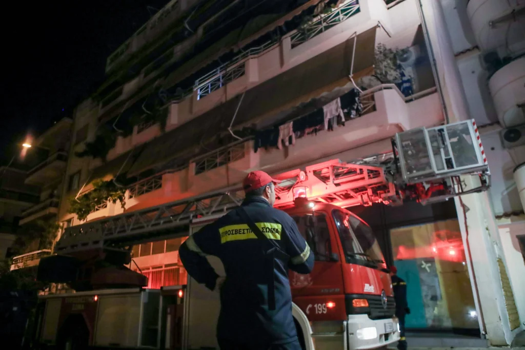 Φωτιά σε διαμέρισμα στον Κολωνό: Για κατάθεση ο πατέρας του πεντάχρονου που νοσηλεύεται διασωληνωμένος