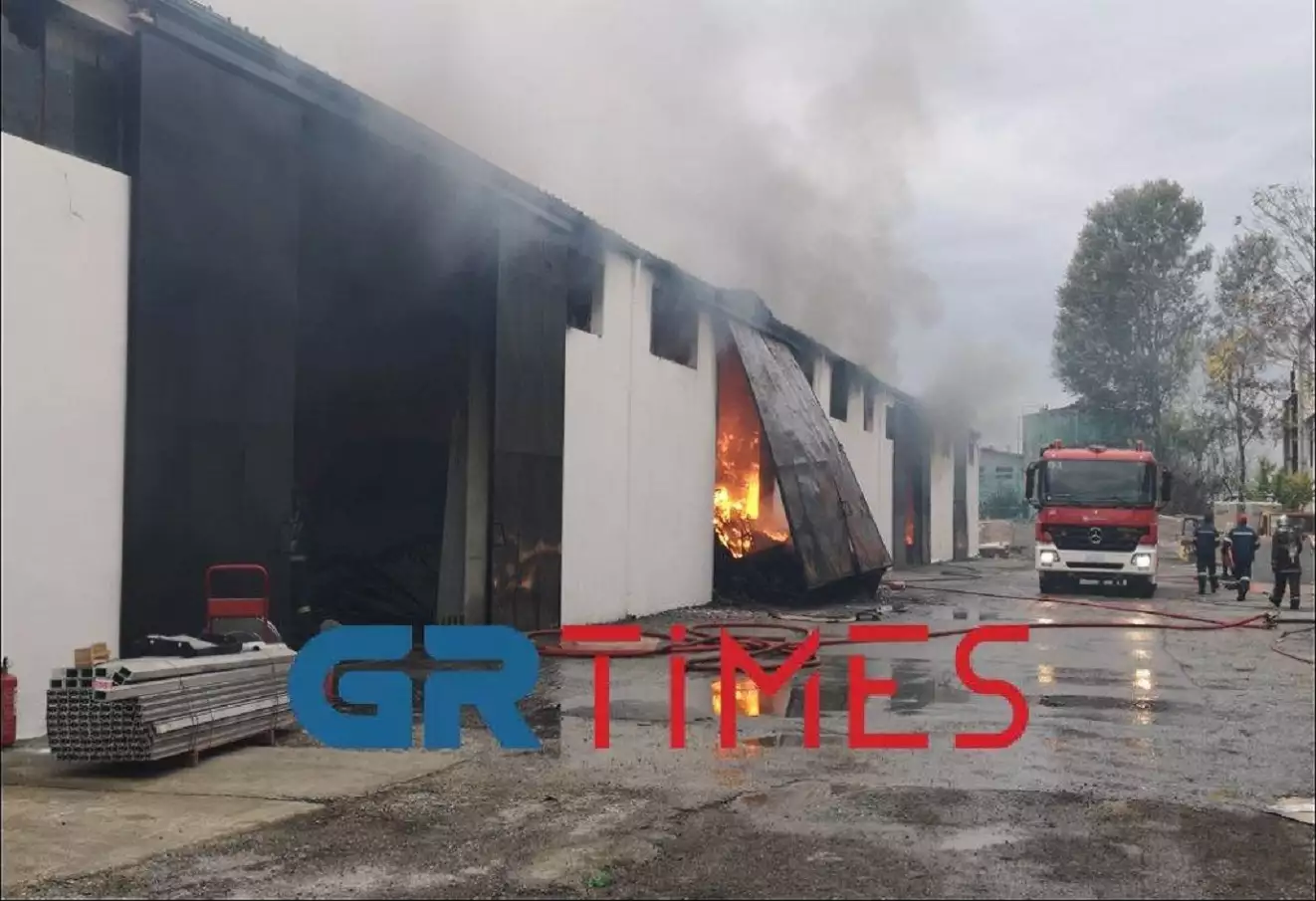 Θεσσαλονίκη: Μαίνεται η φωτιά στην αποθήκη μεταφορικής εταιρίας στο Καλοχώρι (φωτο-βίντεο) (upd)