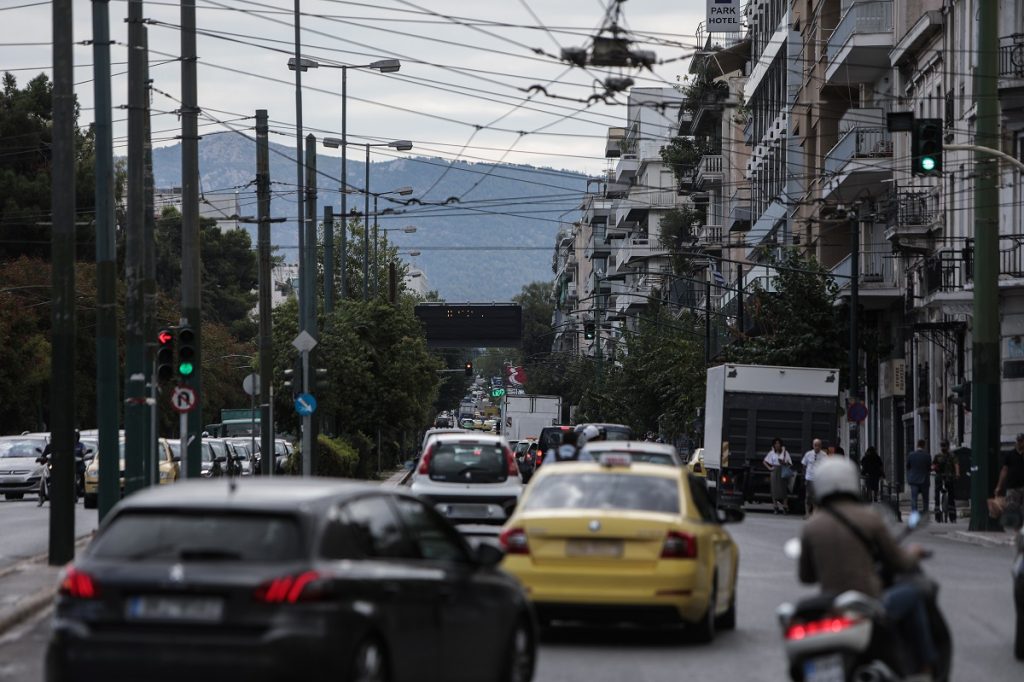 Κίνηση στους δρόμους: Αποκαθίσταται η κυκλοφορία στις λεωφόρους Κηφισίας και Μεσογείων (χάρτες)