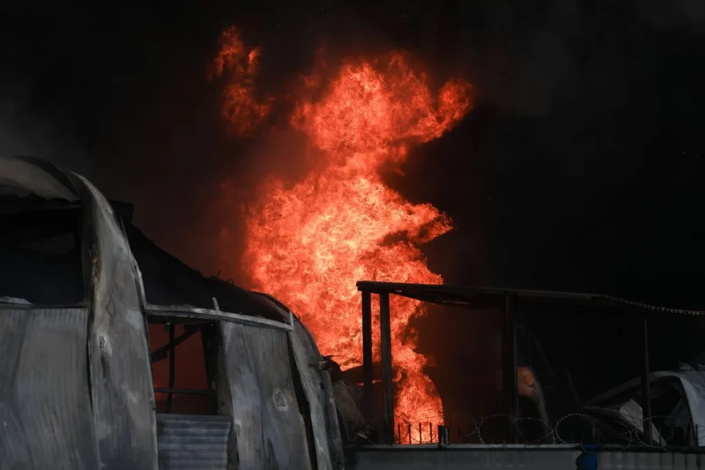 Φωτιά σε εργοστάσιο με πολυεστερικά δίπλα από την αποθήκη ελαστικών που έκαψαν οι Ρομά στον Ασπρόπυργο