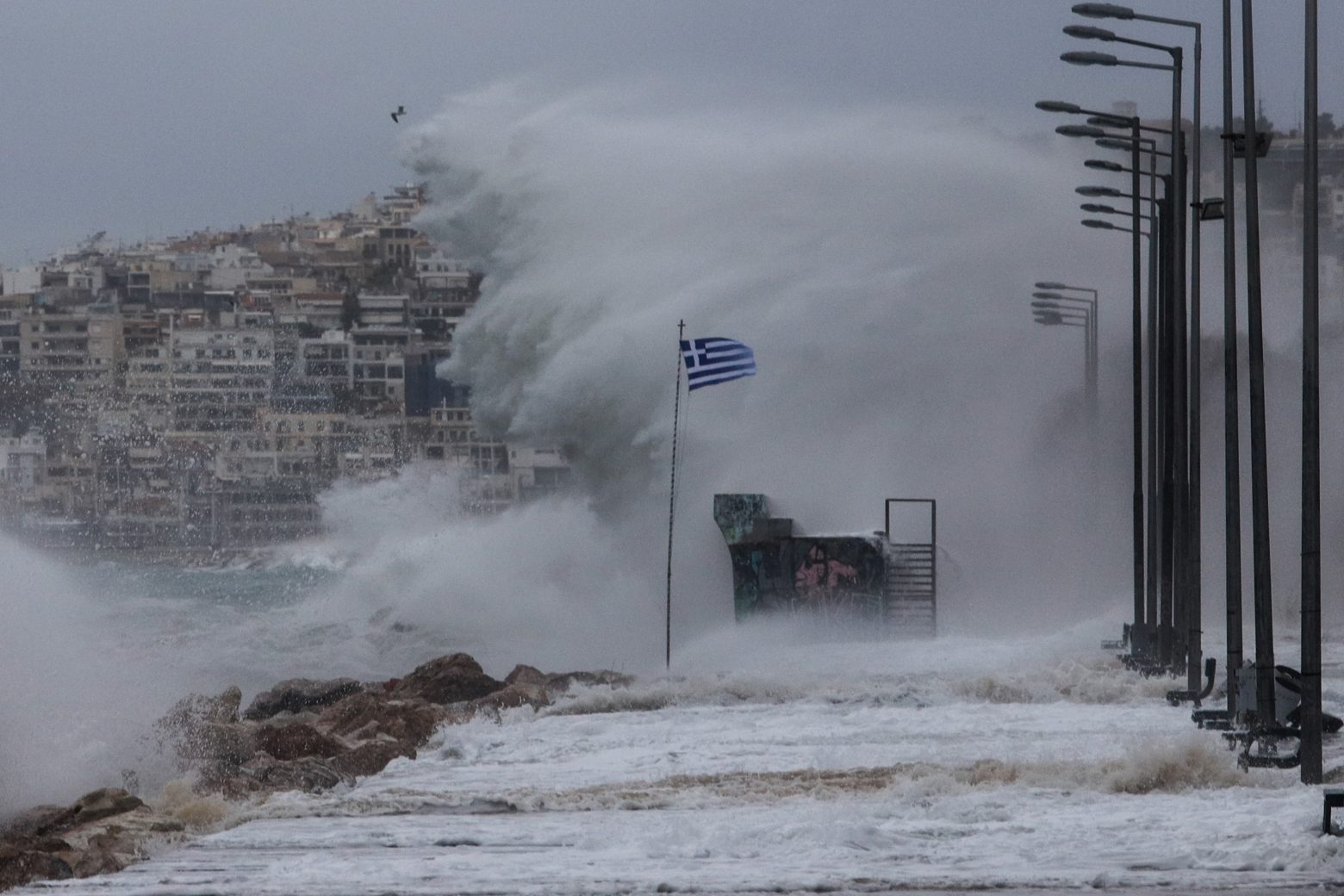 Κακοκαιρία: Έκλεισαν δρόμοι στην Κέρκυρα – Απαγορευτικό απόπλου για Κεφαλονιά και Ζάκυνθο