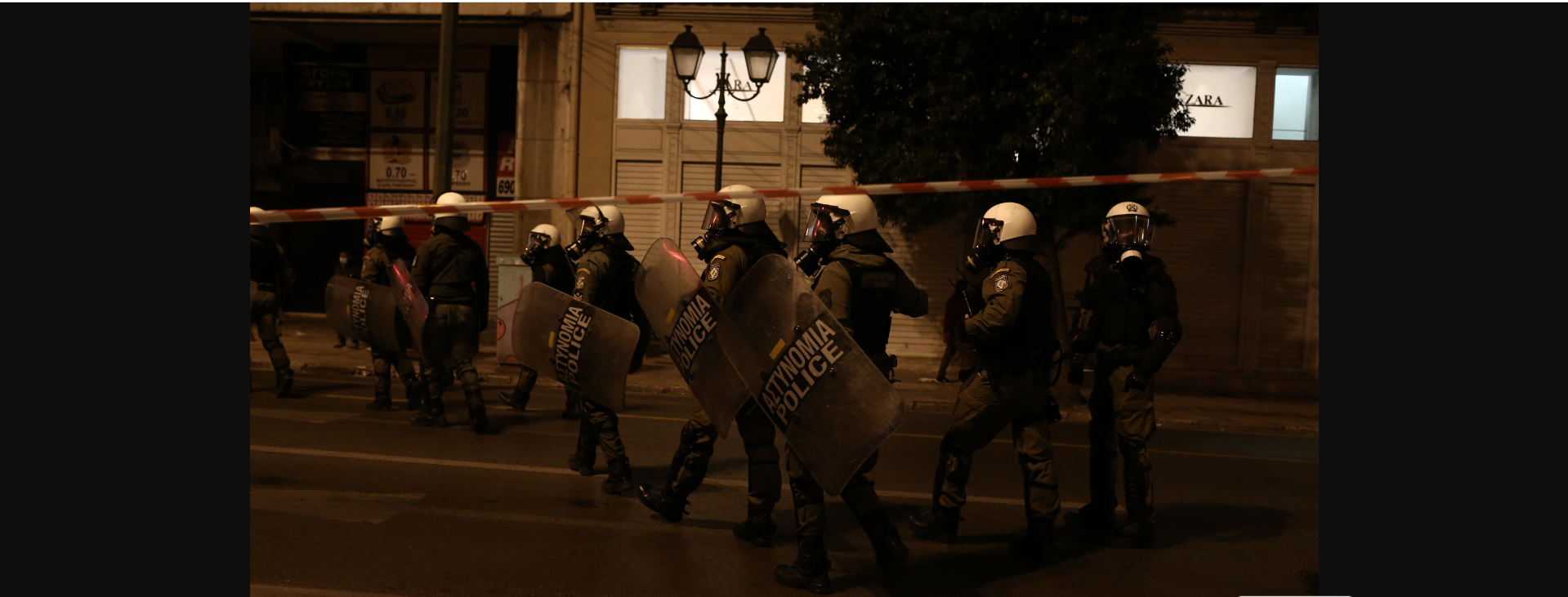 Σε εξέλιξη πορείες σε Αθήνα και Θεσσαλονίκη για τον θάνατο του 16χρονου Ρομά