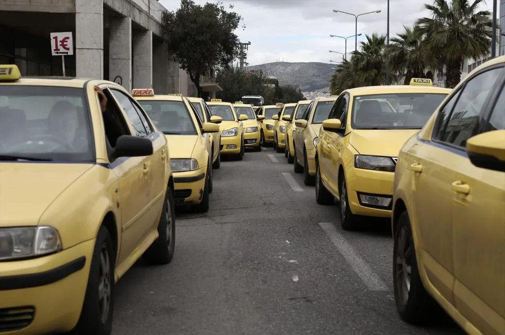 Αυτός είναι ο λόγος που τα ταξί έχουν μια μπλε γραμμή στο πλάι