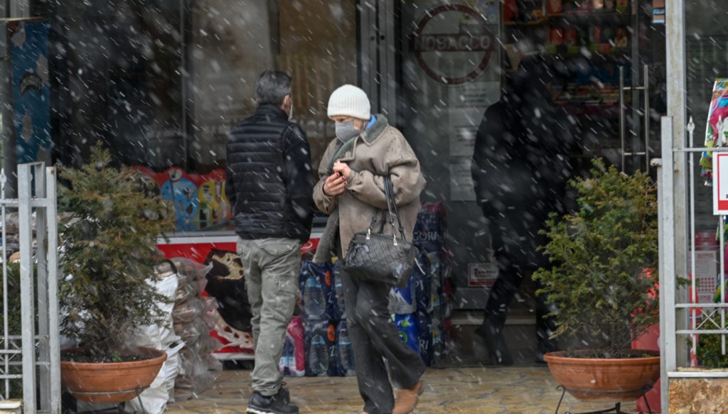 Καιρός: «Χριστουγεννιάτικος» σήμερα με κρύο, βροχές και χιόνια – Αναλυτική πρόγνωση