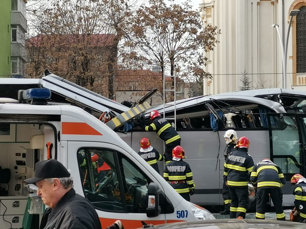 Ρουμανία: Εγκλωβισμένοι στο διαλυμένο πούλμαν οι Έλληνες τουρίστες (φωτο)