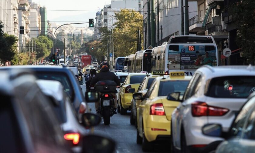 Μποτιλιάρισμα στη Λεωφόρο Ποσειδώνος στο ρεύμα προς Γλυφάδα λόγω σύγκρουσης δύο οχημάτων