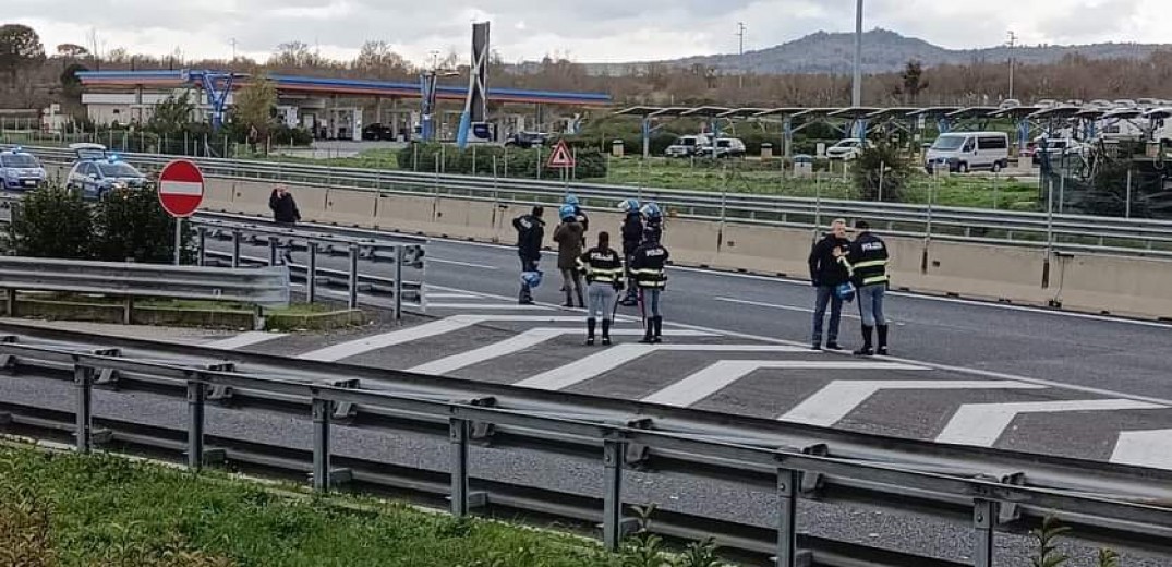 Ξύλο και στην Ιταλία: Άγριες συμπλοκές και μαχαιριές μεταξύ οπαδών της Νάπολι και της Ρόμα (βίντεο)