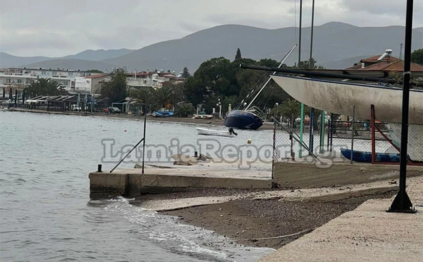 Φθιώτιδα: Οι θυελλώδεις άνεμοι έβγαλαν σκάφος στη στεριά (φώτο)