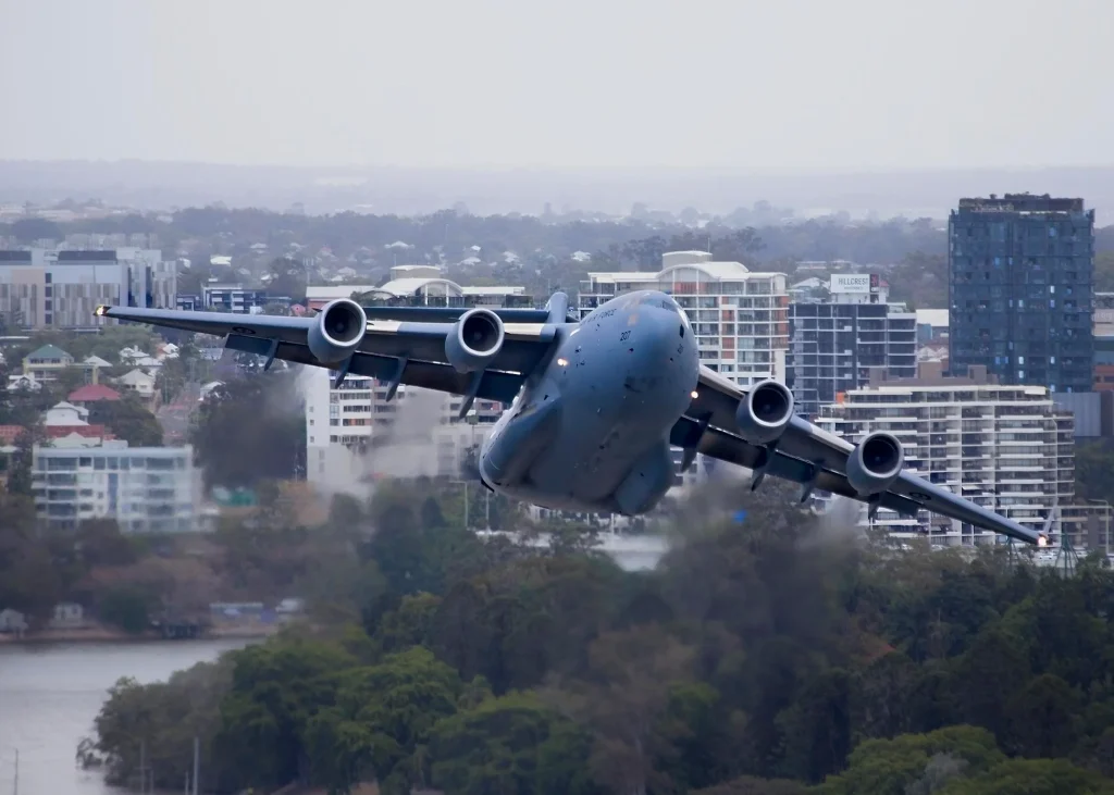 Εντυπωσιακές εικόνες από C-17 που πετά ανάμεσα σε ουρανοξύστες